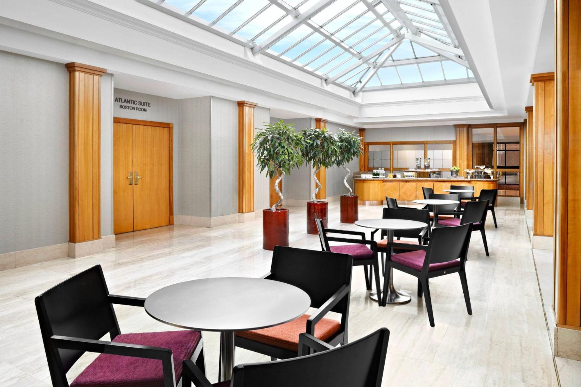 Sheraton Skyline Hotel London Heathrow Hillingdon Exterior photo