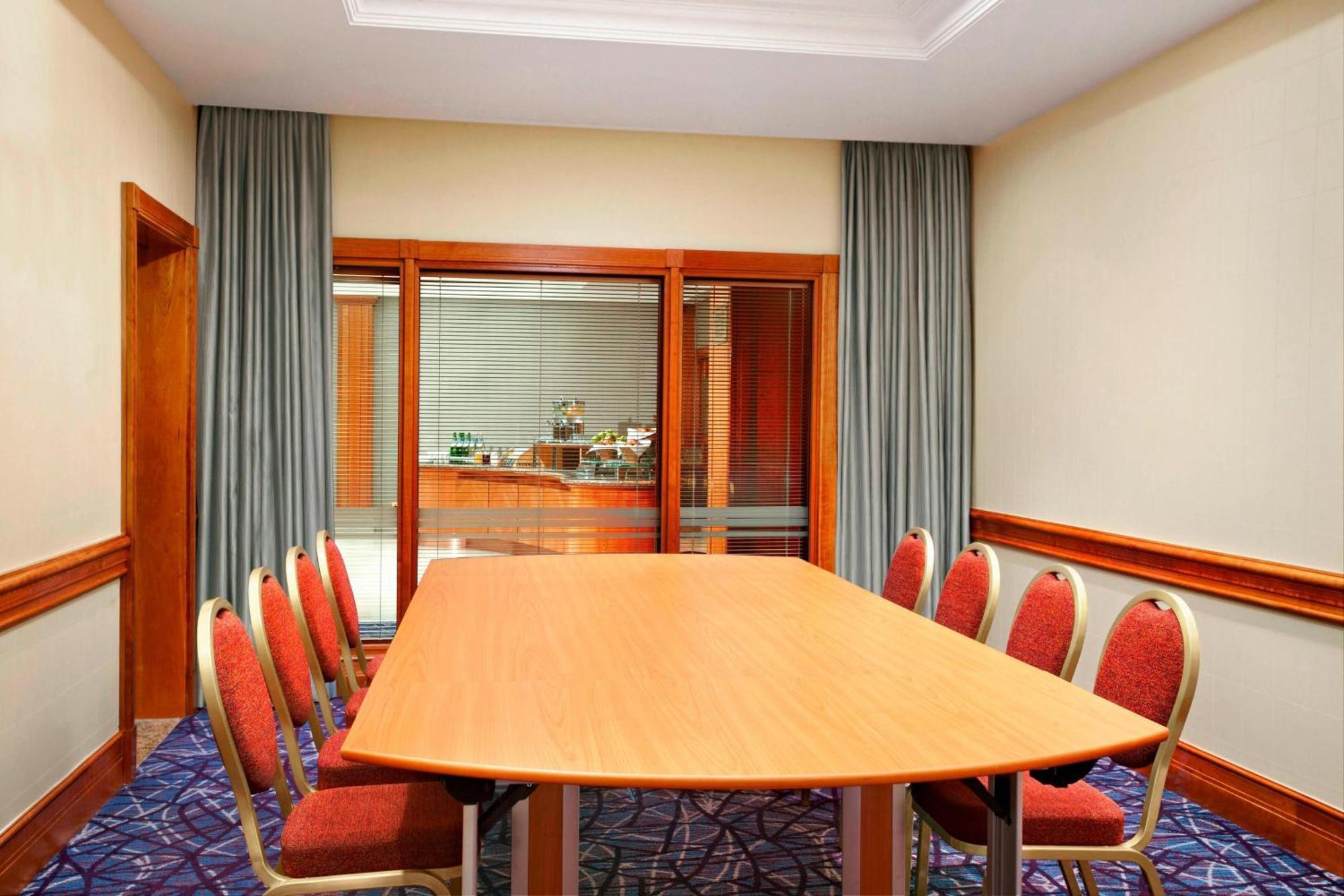 Sheraton Skyline Hotel London Heathrow Hillingdon Exterior photo