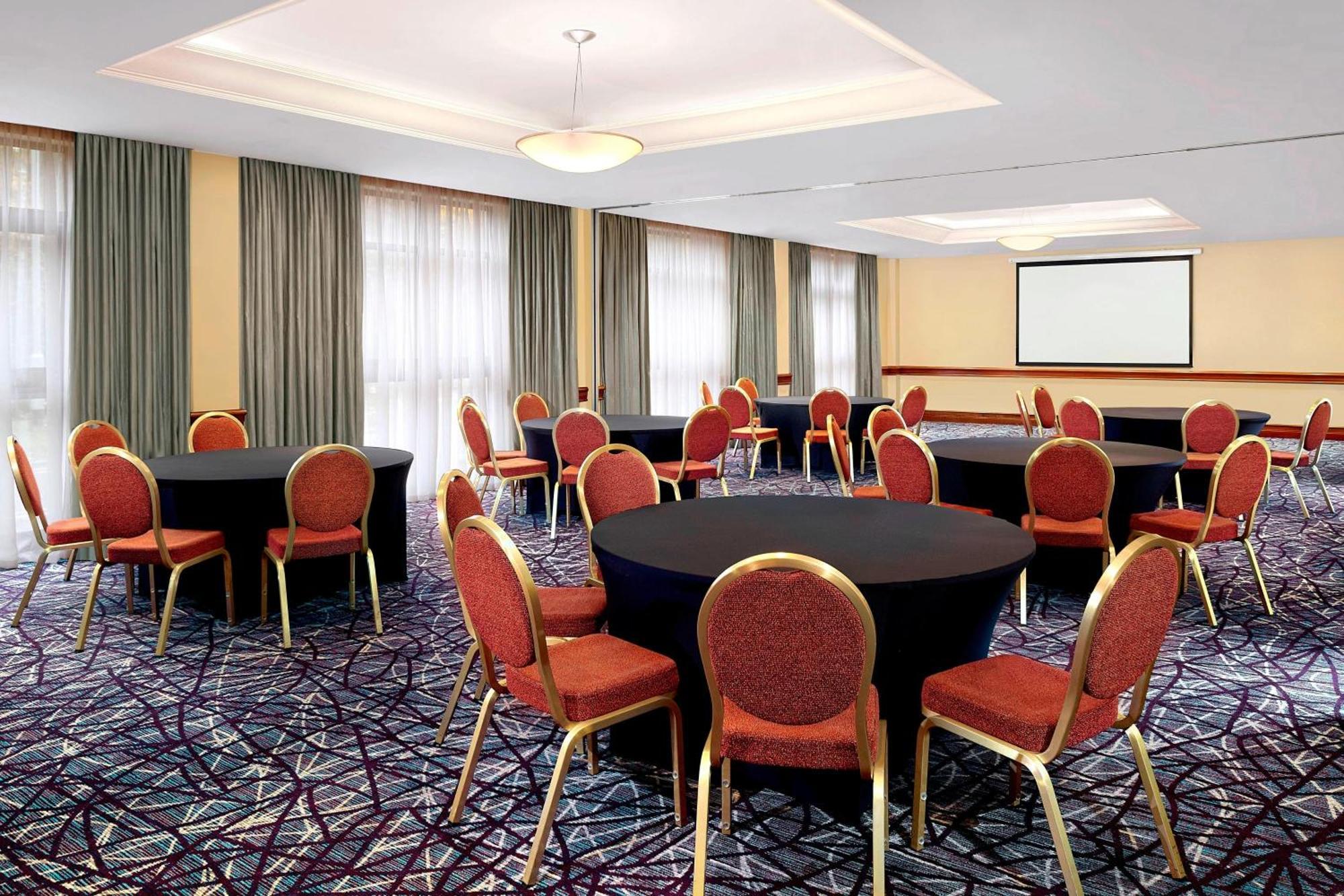 Sheraton Skyline Hotel London Heathrow Hillingdon Exterior photo